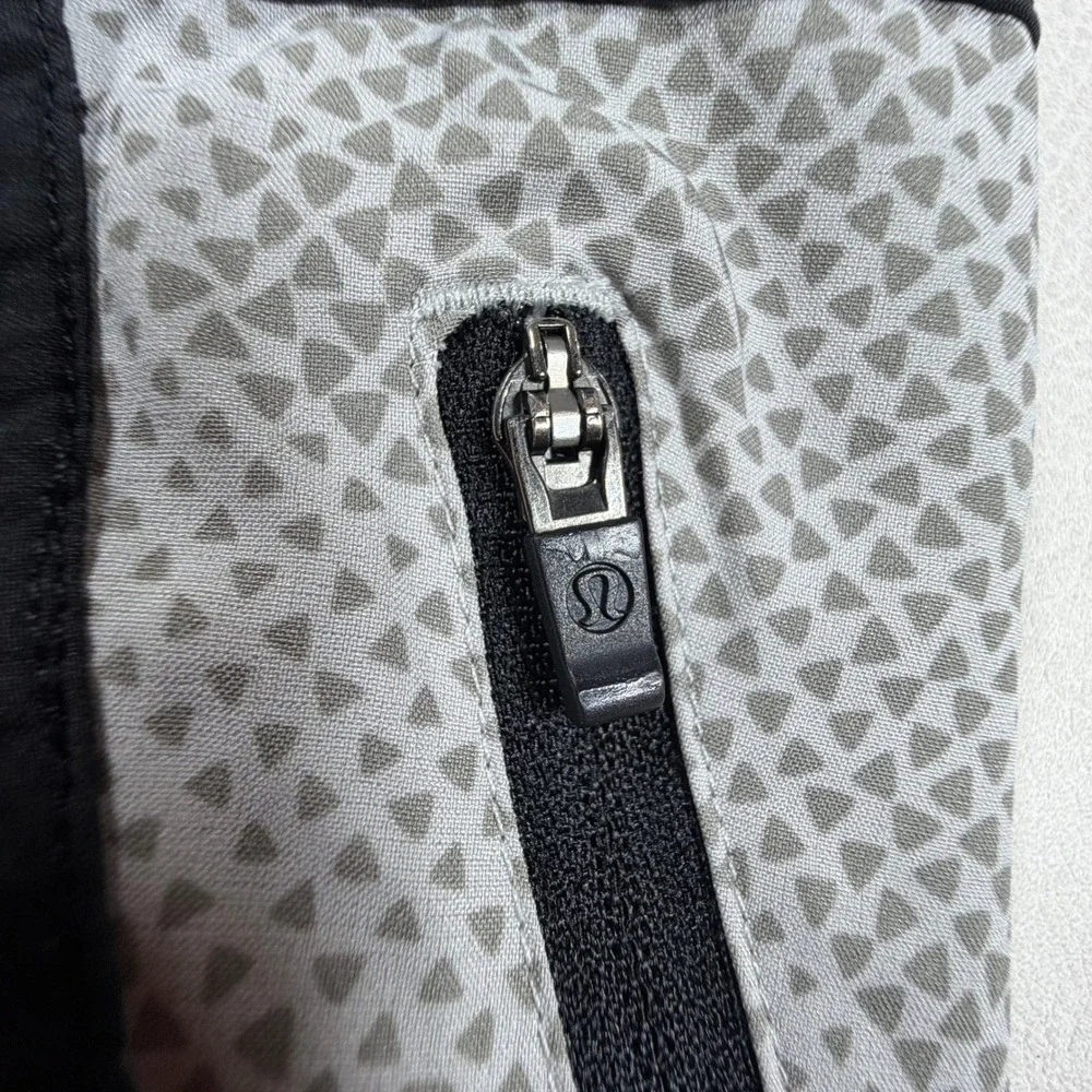 Lululemon Gray Triangle‎ Print Running Shorts Black Trim Size 6 Side Zip Pocket